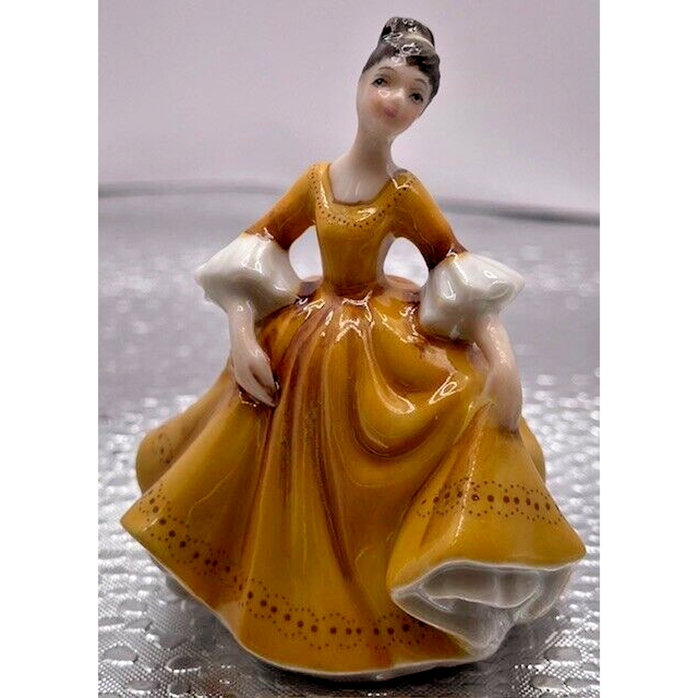 Royal Doulton "STEPHANIE" Figurine M216 2004 Rare and Extremely Nice Piece